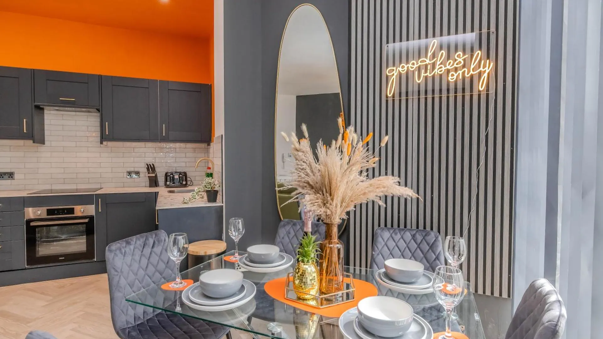 Super Central 3 Bedroom Flat Next To Brighton Beach & Shopping Center Sleep 10 Guests 0*,